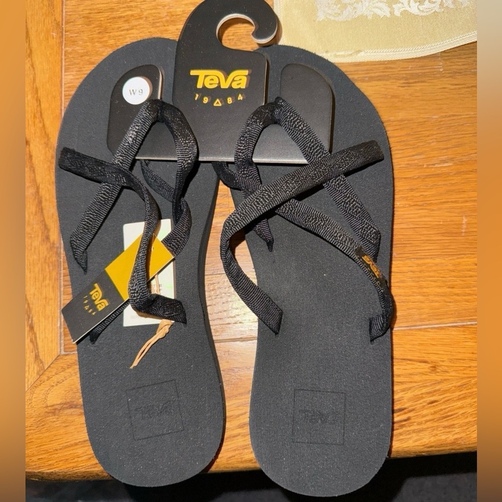 Teva sandals, still in package,
Never worn, has tags. Black size 9 women’s.